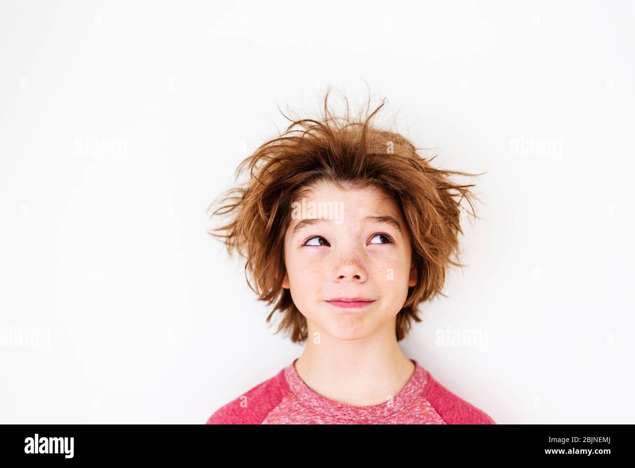 Ritratto di un ragazzo con capelli disordinati Foto Stock