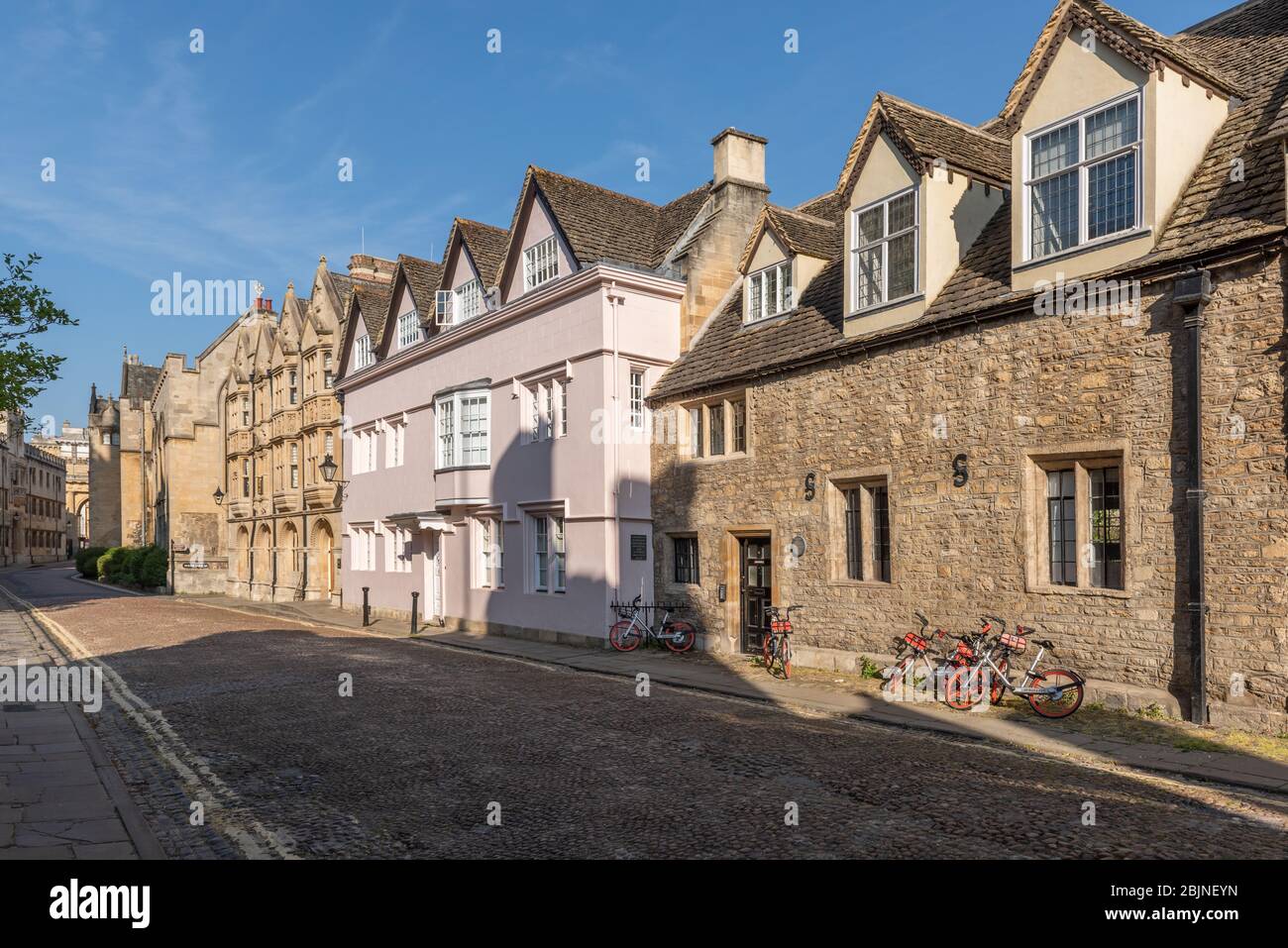 Edifici di fronte al Merton College, sulla strada acciottolata di Merton Foto Stock