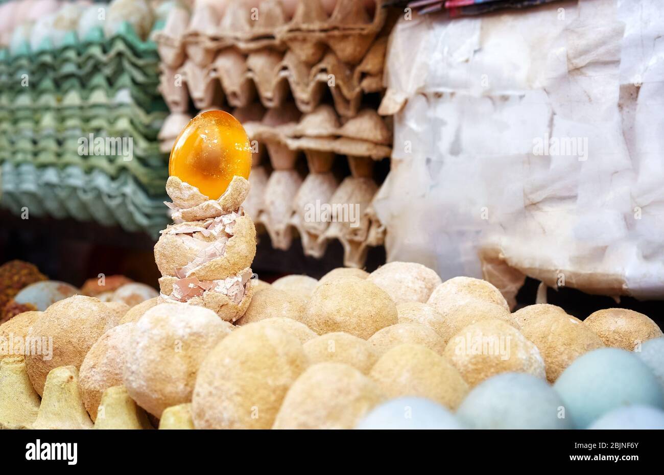 Uova del secolo, anche conosciute come uova di mille anni, sul mercato alimentare locale a Lijiang, Cina. Foto Stock