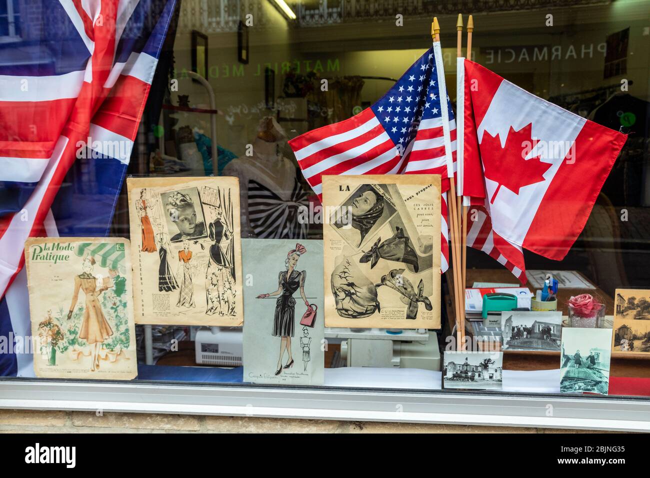 Decorazioni per le finestre per il 75° anniversario del D-Day, Carentan, Normandia, Francia Foto Stock