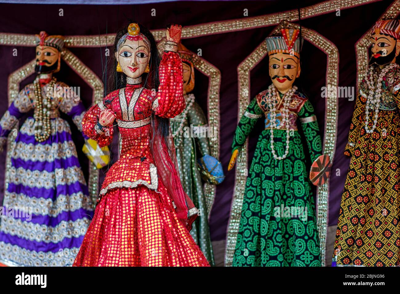 Spettacolo tradizionale di marionette con danza Rajasthani, danza Kathputli, a Jaipur, Rajasthan, India Foto Stock
