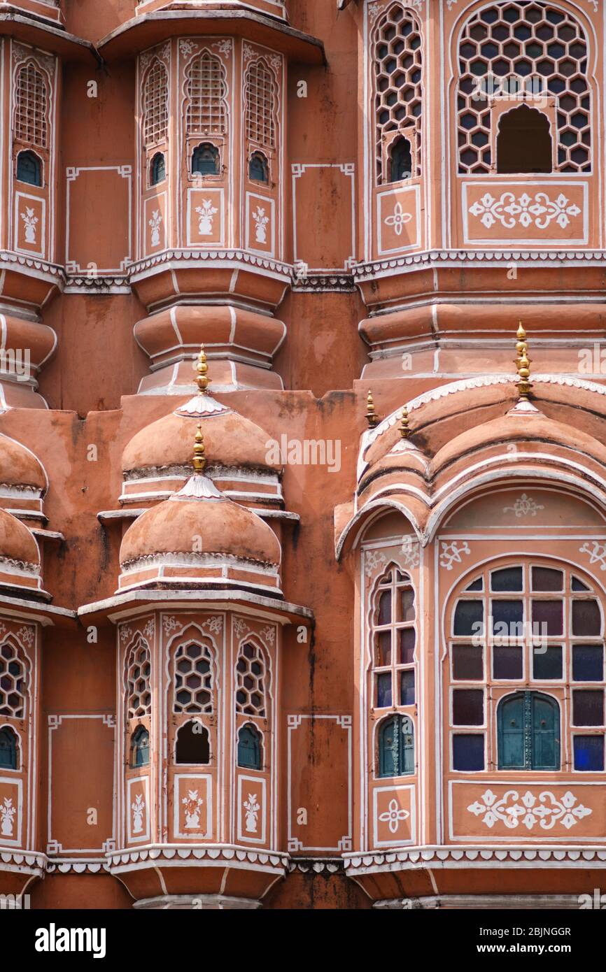Dettagli facciata del palazzo Hawa Mahal a Jaipur, Rajasthan, India Foto Stock