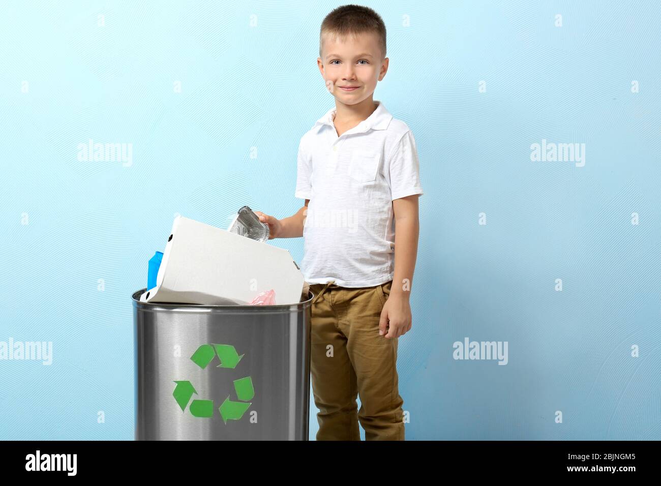 Картинки для презентации мальчик не попал в урну. Мусор мультяшный. We must put litter into garbage. Mustn't. Litter woman.