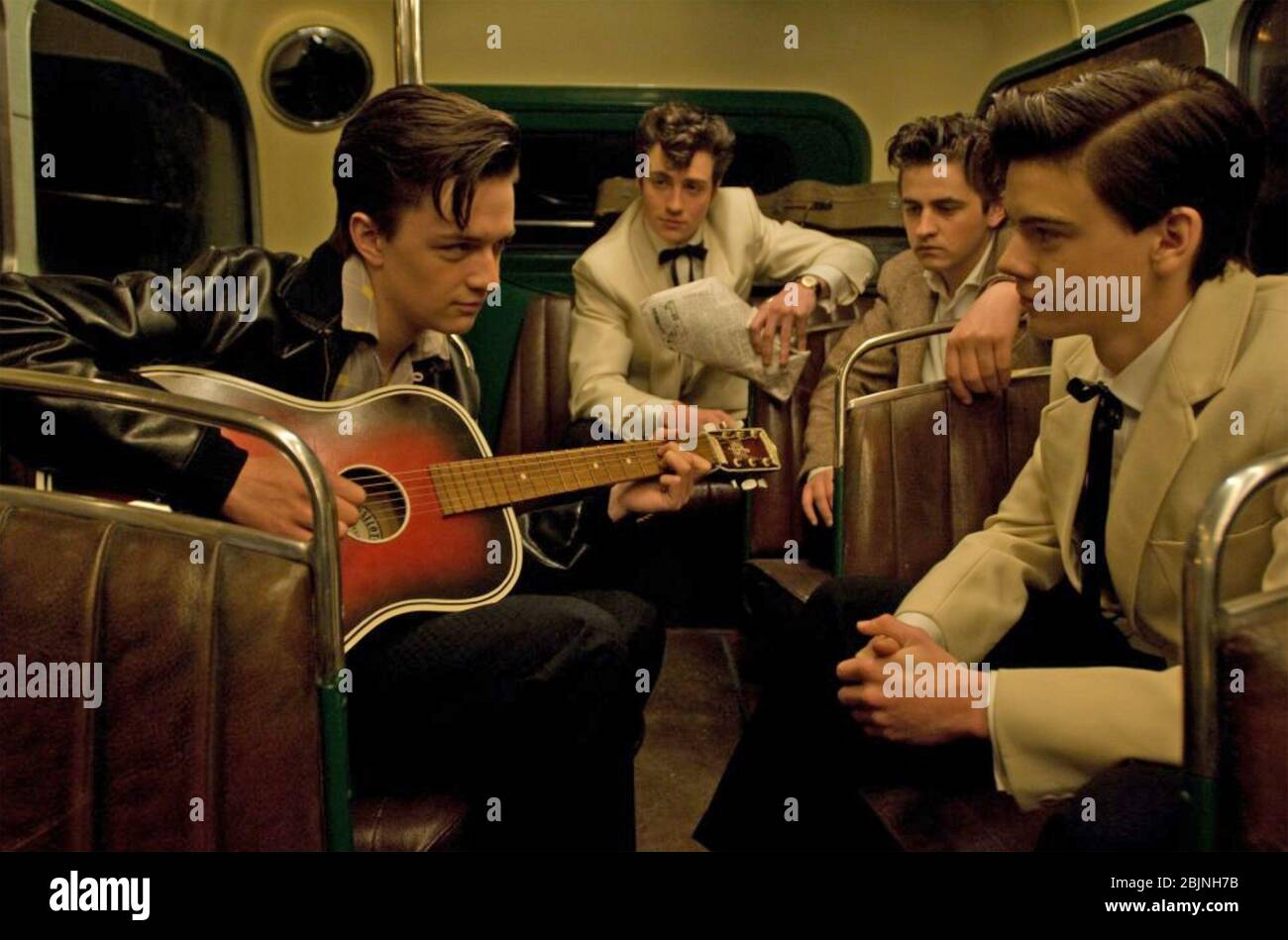 NOWHERE BOY 2009 icona Entertainment International film con Aaron Johnson a sinistra Foto Stock