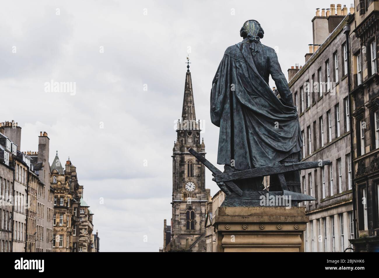 Vista della statua di Adam Smith sul Royal Mile nella città vecchia di Edimburgo, Scozia, Regno Unito Foto Stock