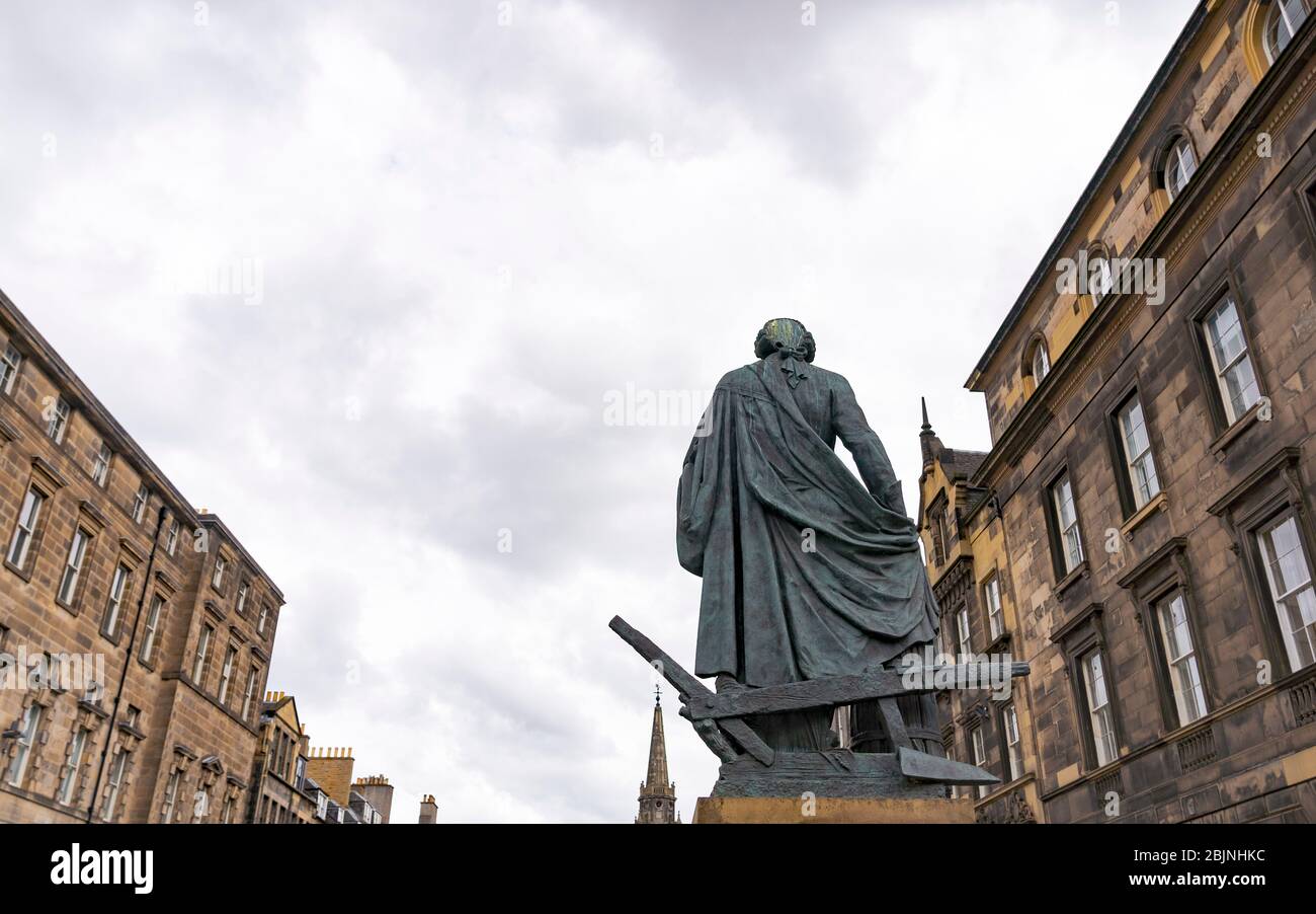 Vista della statua di Adam Smith sul Royal Mile nella città vecchia di Edimburgo, Scozia, Regno Unito Foto Stock