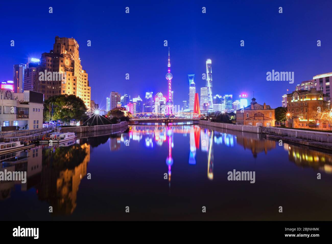 Skyline della città e fiume Huangpu di notte, Shanghai, Cina Foto Stock