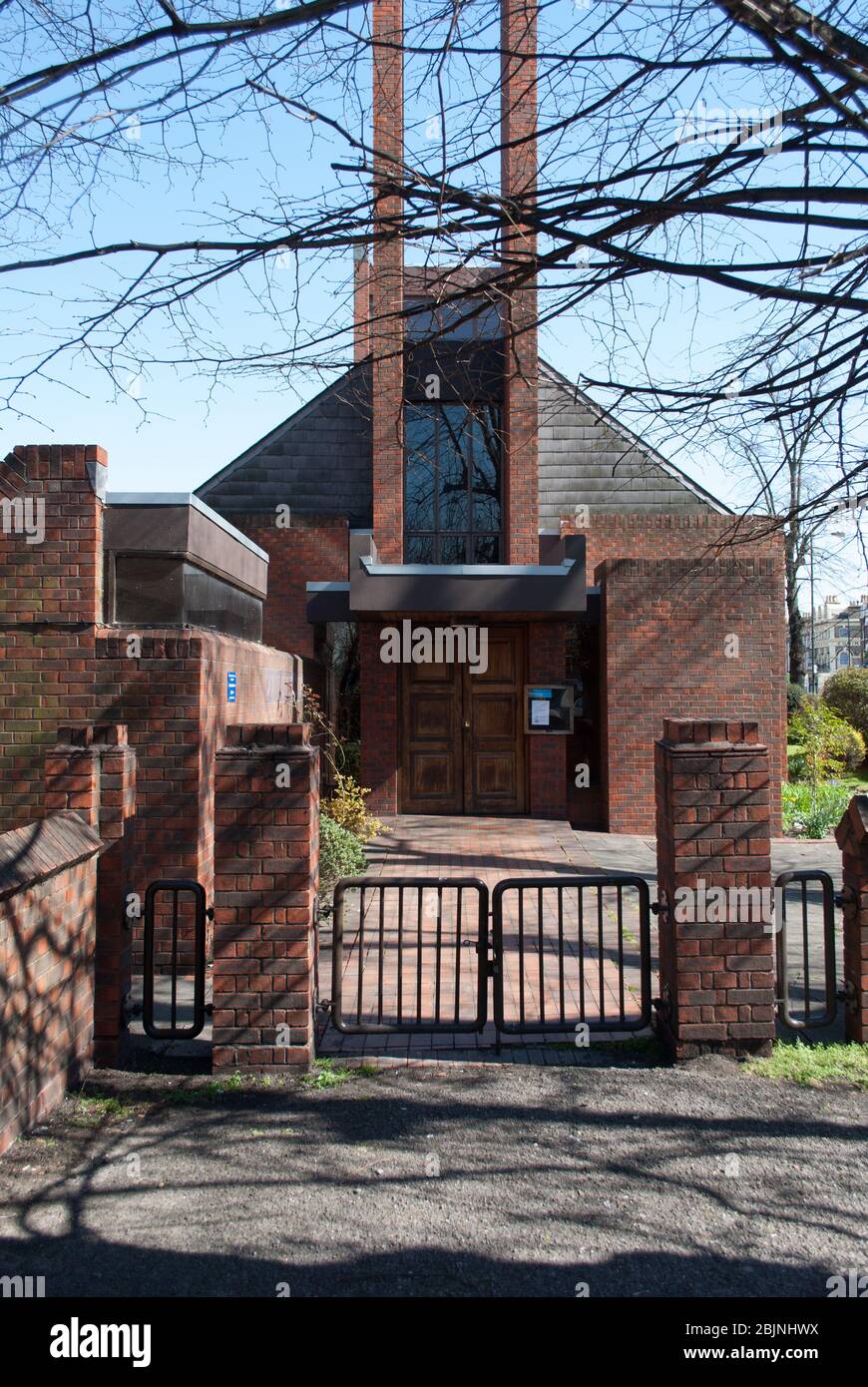 1970 Chiesa architettura culto Cattolico Romano moderno mattoni rossi piccola chiesa di San Lukes 450 Uxbridge Rd, White City, Londra W12 A. J. Monk Hutchison Foto Stock