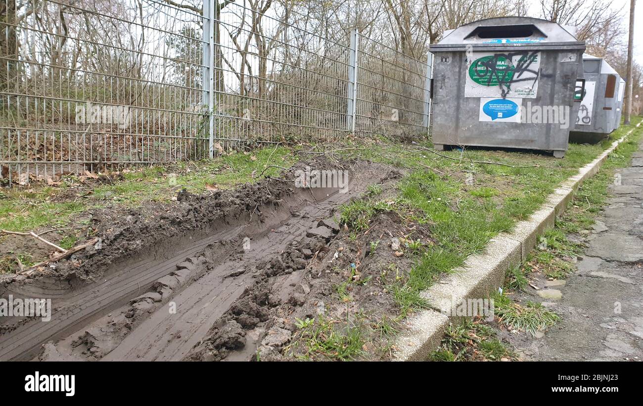 Il camion lascia profonde piste in un prato, in Germania Foto Stock