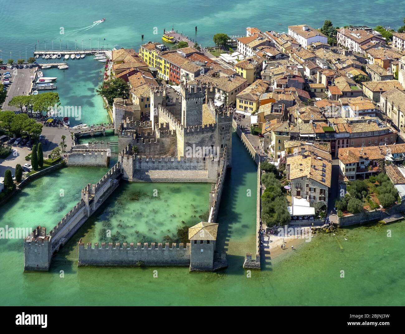 castel Castello di Sirmione sulla penisola Sirmione sul Lago di Garda, 01.09.2016, veduta aerea, Italia, Lombardia, Lago di Garda, Sirmione Foto Stock