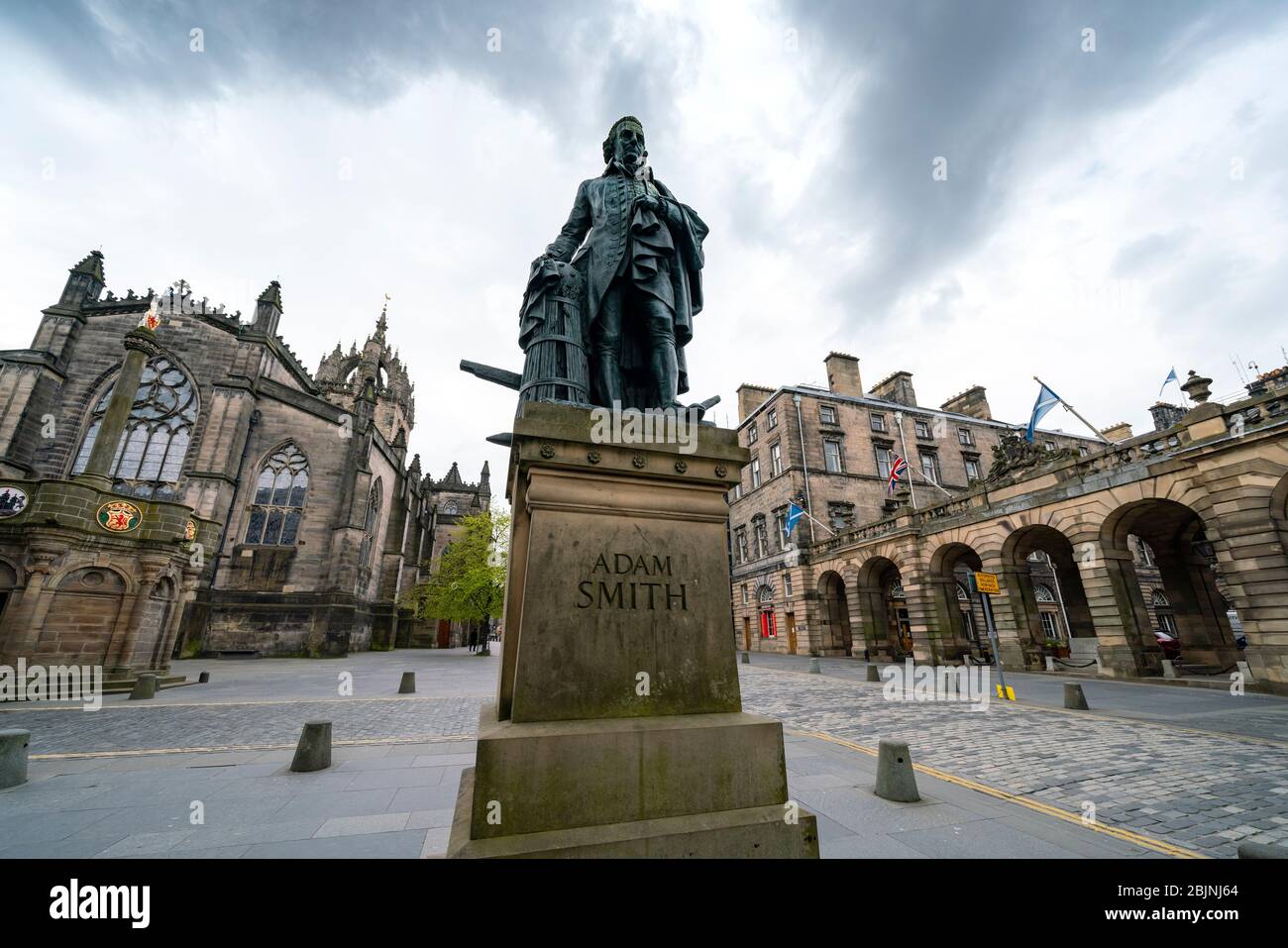 Vista della statua di Adam Smith sul Royal Mile durante il convid-19 a Edimburgo, nella città vecchia, Scozia, Regno Unito Foto Stock