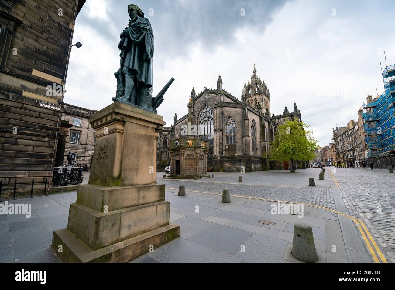 Vista della statua di Adam Smith sul Royal Mile durante il convid-19 a Edimburgo, nella città vecchia, Scozia, Regno Unito Foto Stock