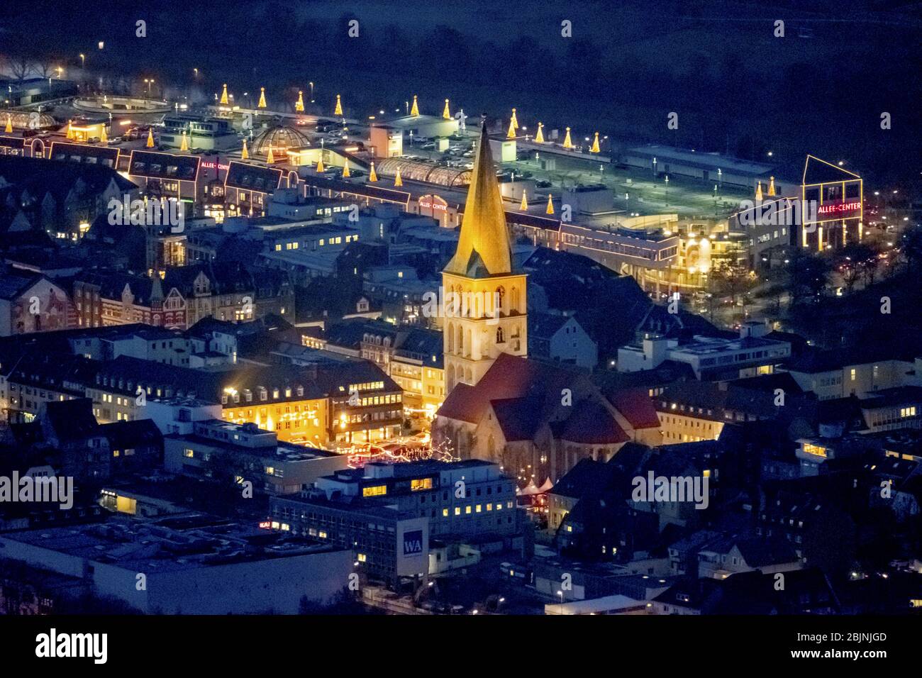 , mercatino di natale su piazza Marktplatz presso la chiesa Pauluskirche di notte, 23.11.2016, vista aerea, Germania, Nord Reno-Westfalia, zona Ruhr, Hamm Foto Stock