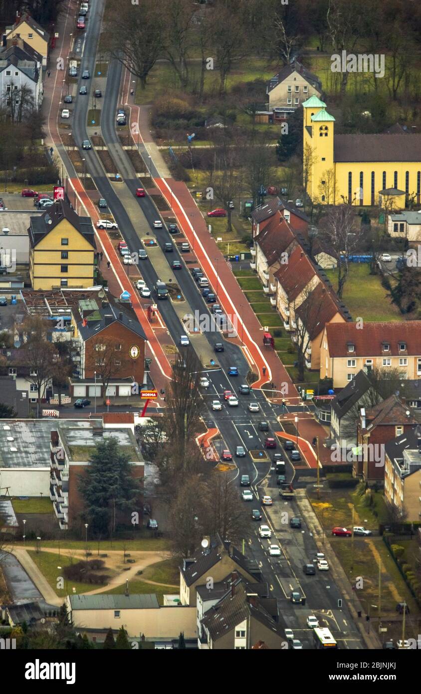 , Horster strada con piste ciclabili e chiesa di St marien nel quartiere Brauck, 04.02.2017, vista aerea, Germania, Nord Reno-Westfalia, Ruhr Area, Gladbeck Foto Stock