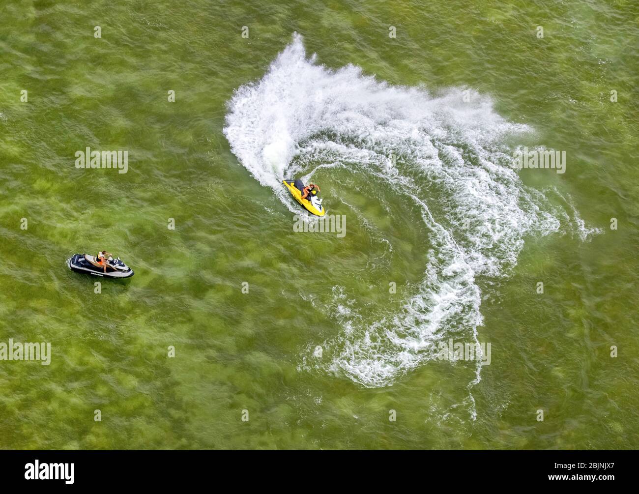 Jetski Barca sportiva sul lago Mueritz, 23.07.2016, vista aerea, Germania, Meclemburgo-Pomerania occidentale, Rechlin Foto Stock