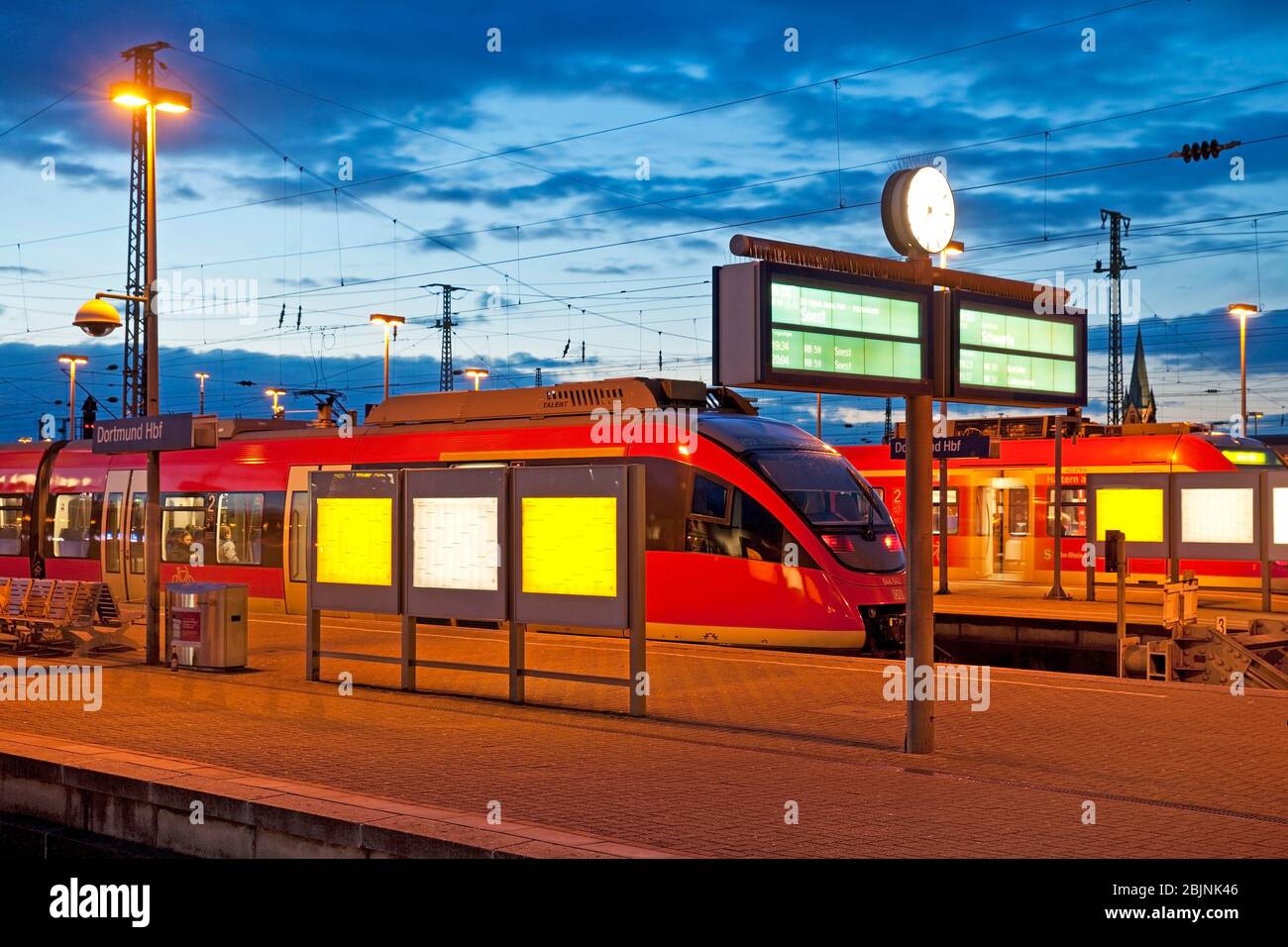 Stazione centrale di Dortmund con treni regionali in serata, Germania, Renania Settentrionale-Vestfalia, Ruhr Area, Dortmund Foto Stock