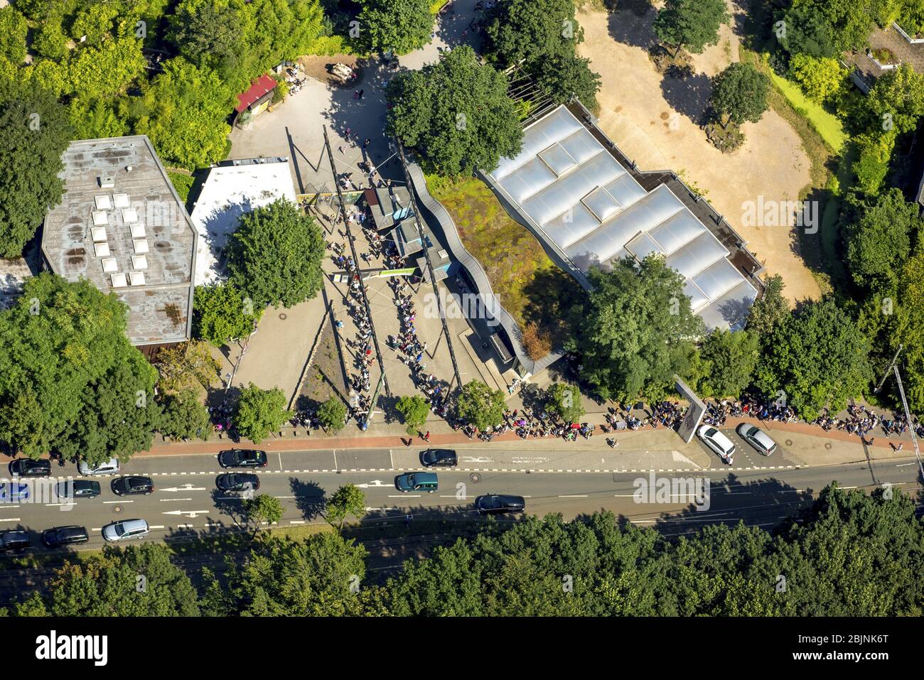 I visitatori si feranno allo zoo di Duisburg, 07.08.2016, vista aerea, Germania, Renania settentrionale-Vestfalia, Ruhr Area, Duisburg Foto Stock