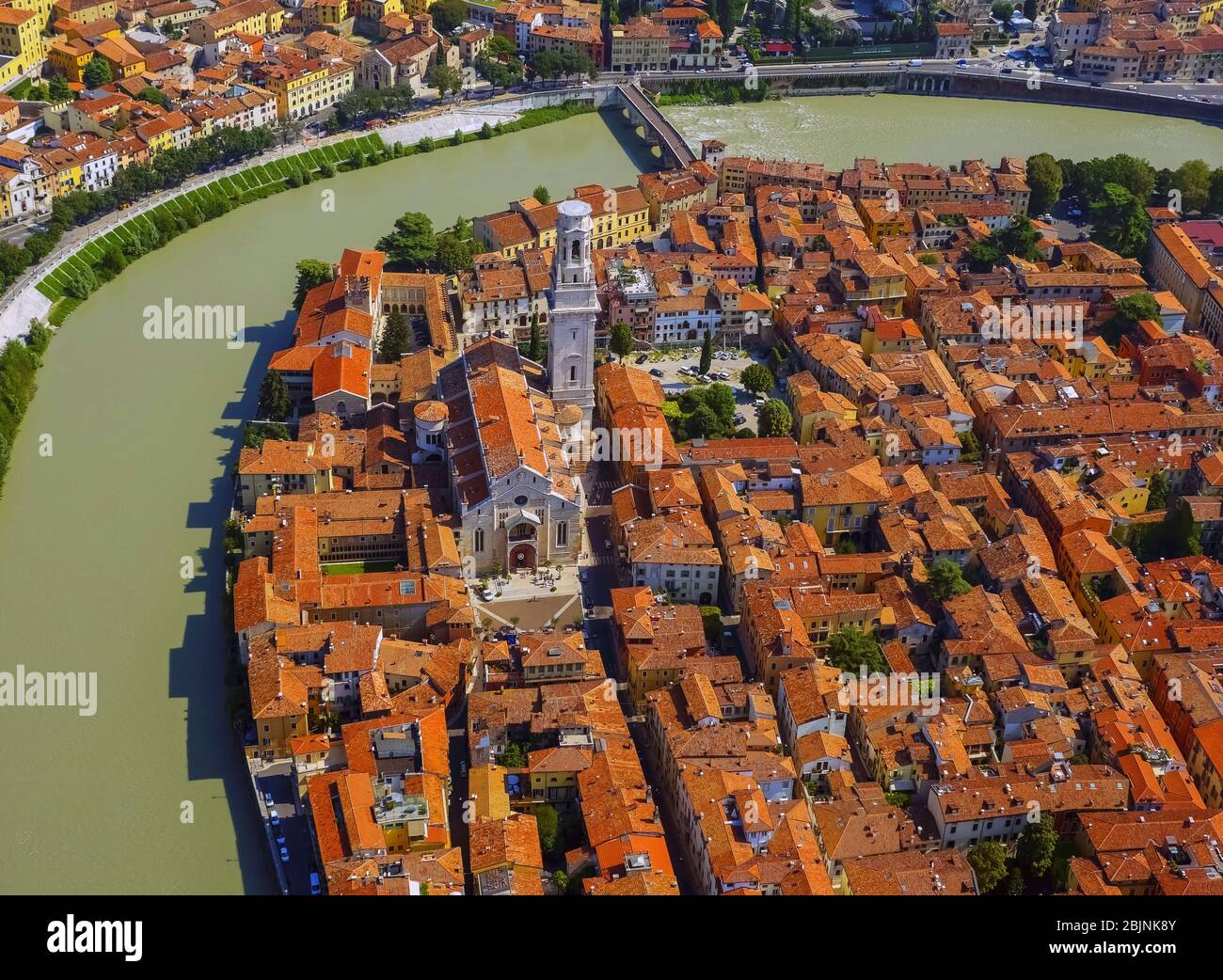 Città vecchia di Verona con cattedrale di Santa Maria Matricolare, 01.09.2016, vista aerea, Italia, Veneto, Verona Foto Stock