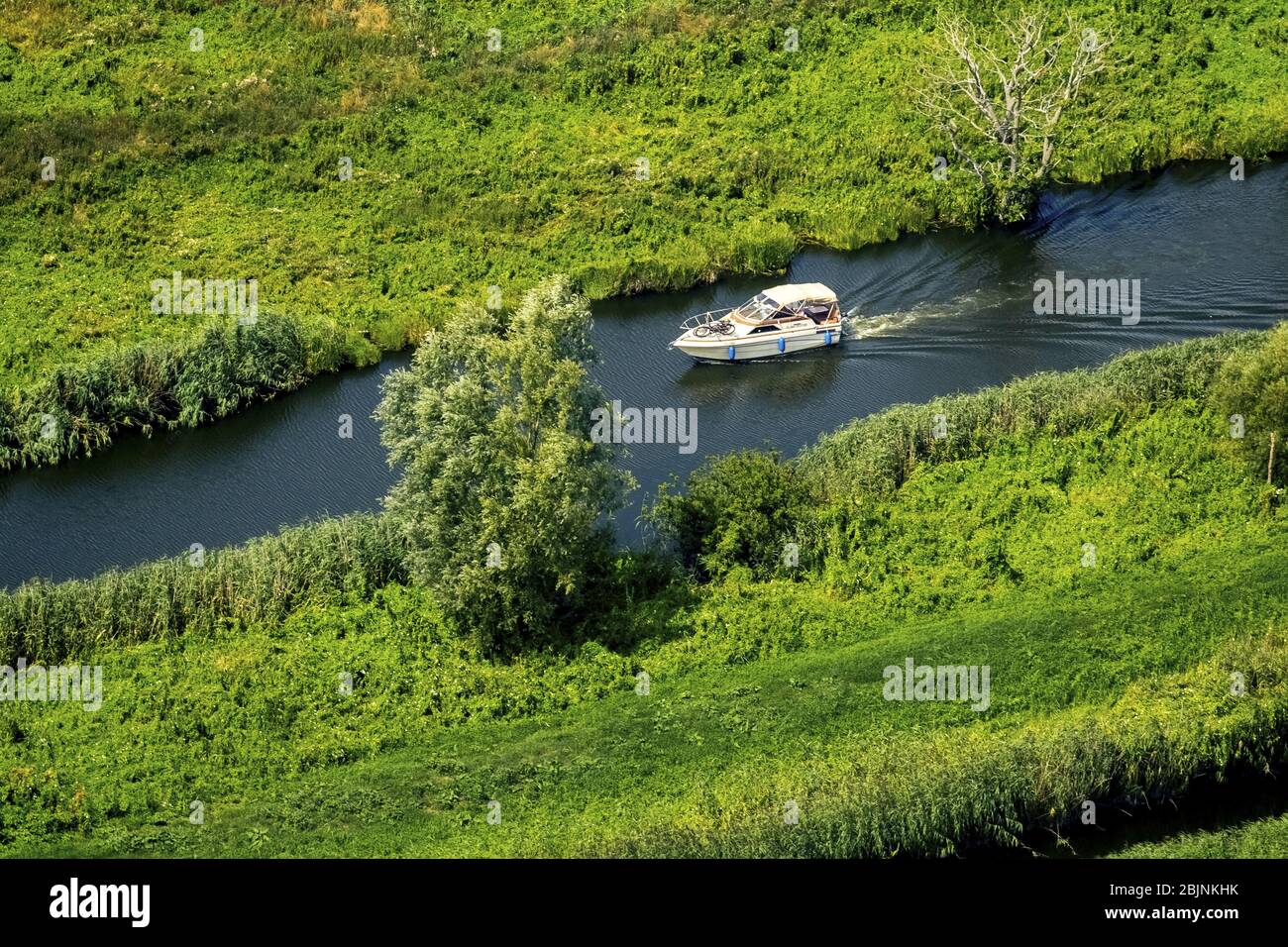chanel Peene con motoscafo a Malchin, 24.07.2016, vista aerea, Germania, Meclemburgo-Pomerania occidentale, Malchin Foto Stock