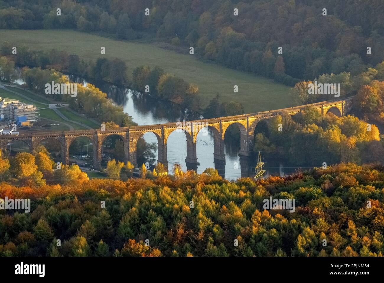 , ponte ferroviario sul fiume Ruhr a Herdecke, 31.10.2016, vista aerea, Germania, Renania settentrionale-Vestfalia, Area della Ruhr, Hagen Foto Stock