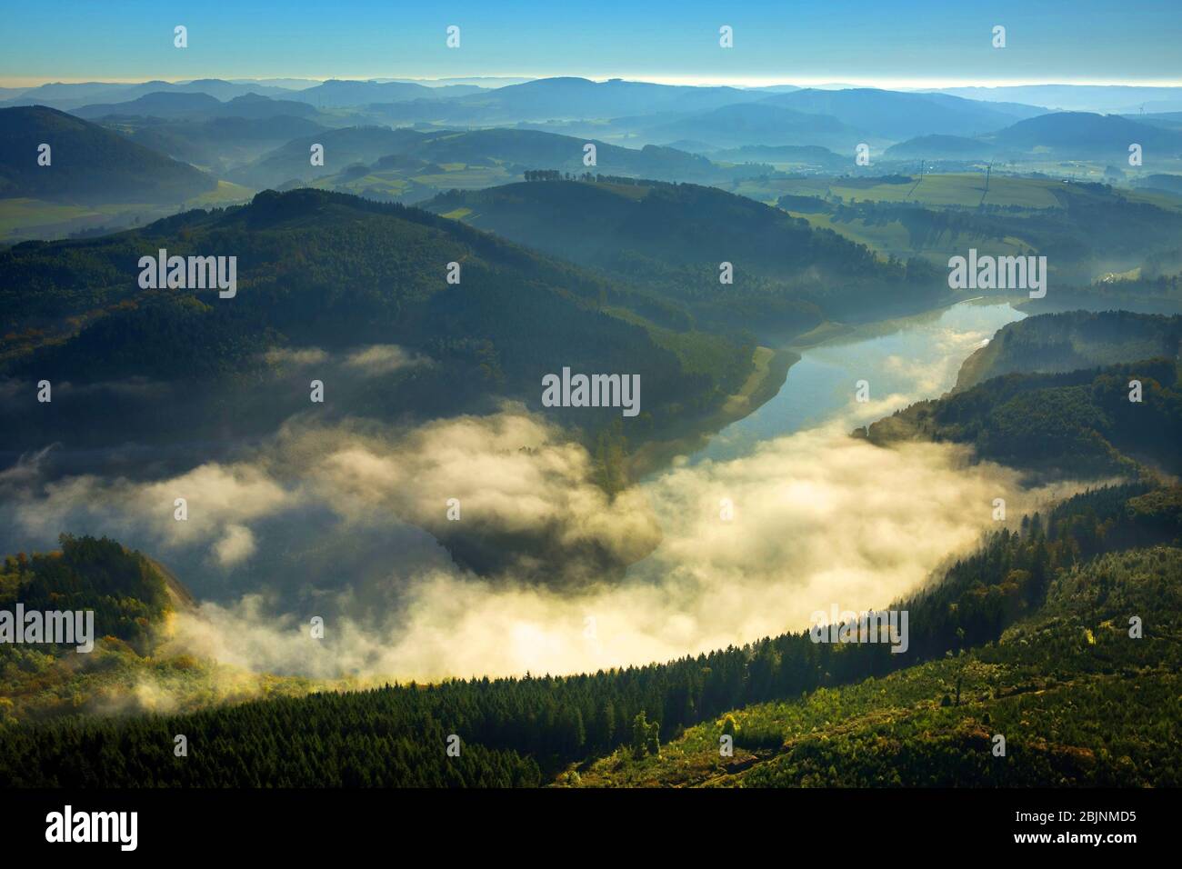 lago misty di Hennesee in Meschede, 16.10.2016, vista aerea, Germania, Renania Settentrionale-Vestfalia, Sauerland, Meschede Foto Stock