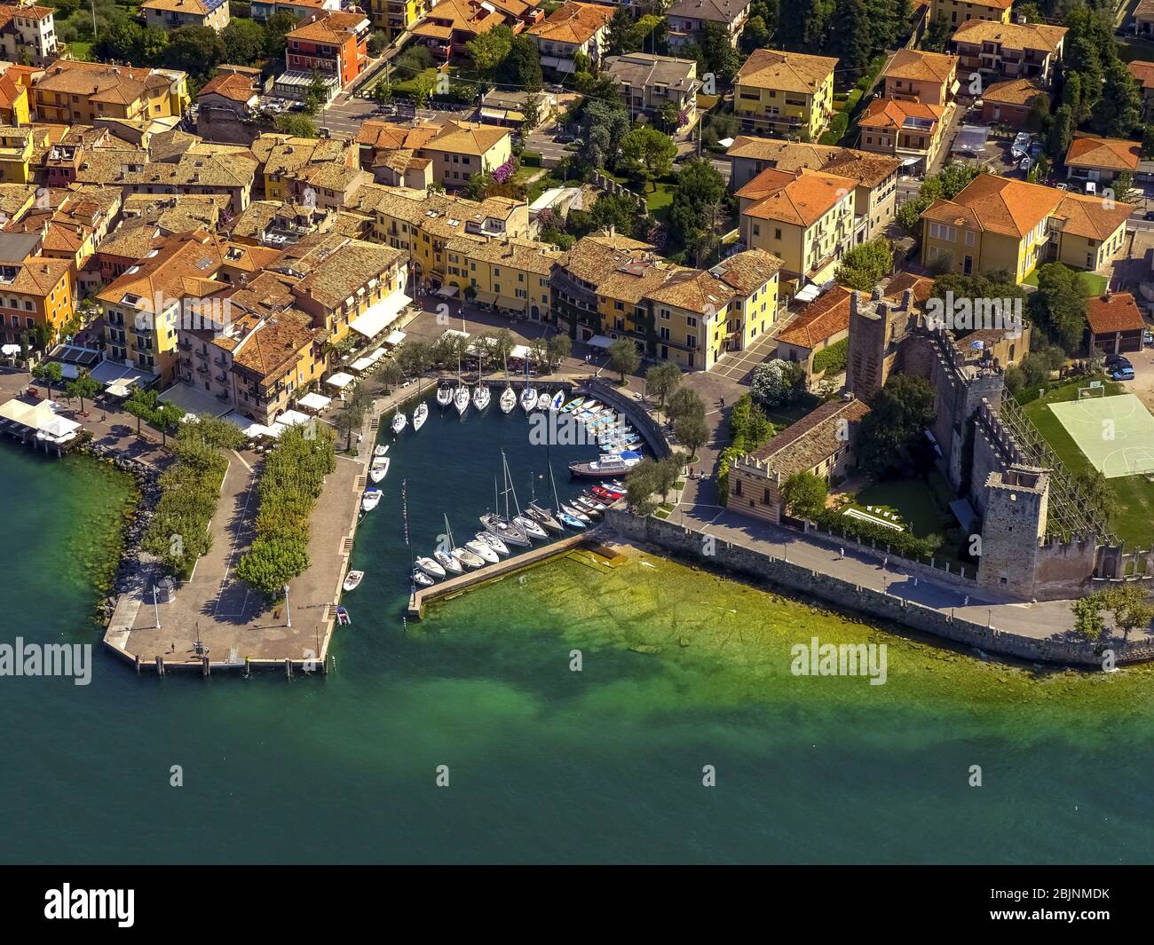 Porticciolo di Torri del Benaco con museo di Castello Scaligero, 01.09.2016, veduta aerea, Italia, Veneto, Lago di Garda, Torri del Benaco Foto Stock