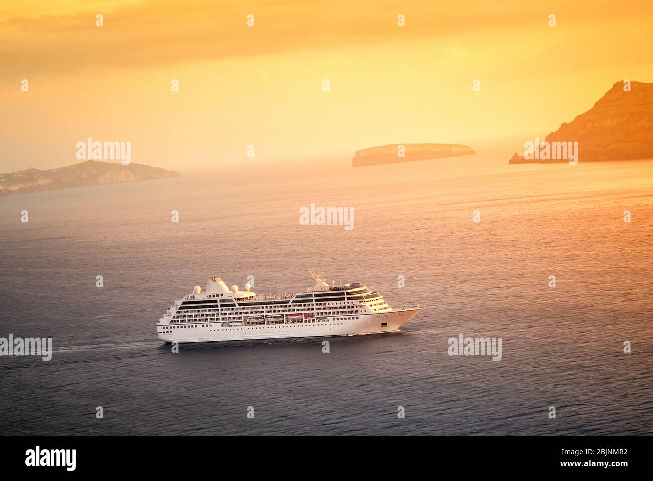 Nave da crociera sul mare al tramonto, Europa Foto Stock