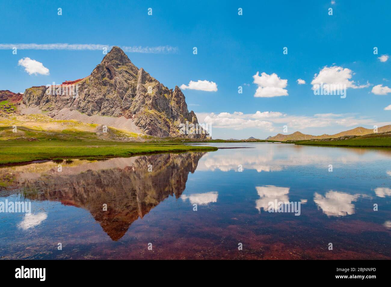 PIC d'Anayet riflessione nel lago glaciale, Huesca, Aragona, Spagna Foto Stock