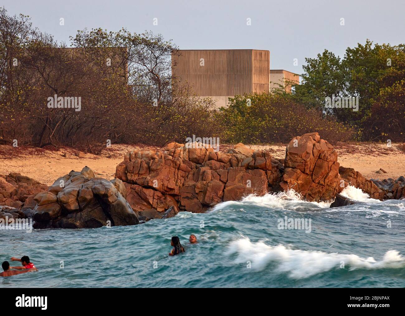 Vista distante dall'ingresso. Casa Naila, Puerto Escondido, Messico. Architetto: BAAQ, 2020. Foto Stock