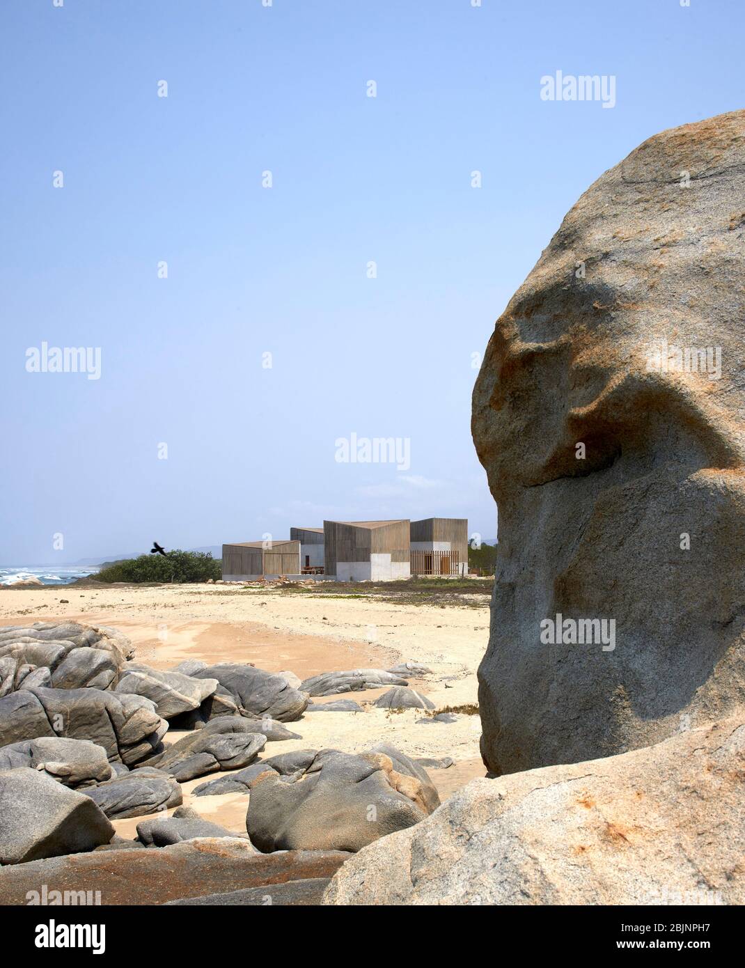 Vista mattutina dalle rocce vicine. Casa Naila, Puerto Escondido, Messico. Architetto: BAAQ, 2020. Foto Stock