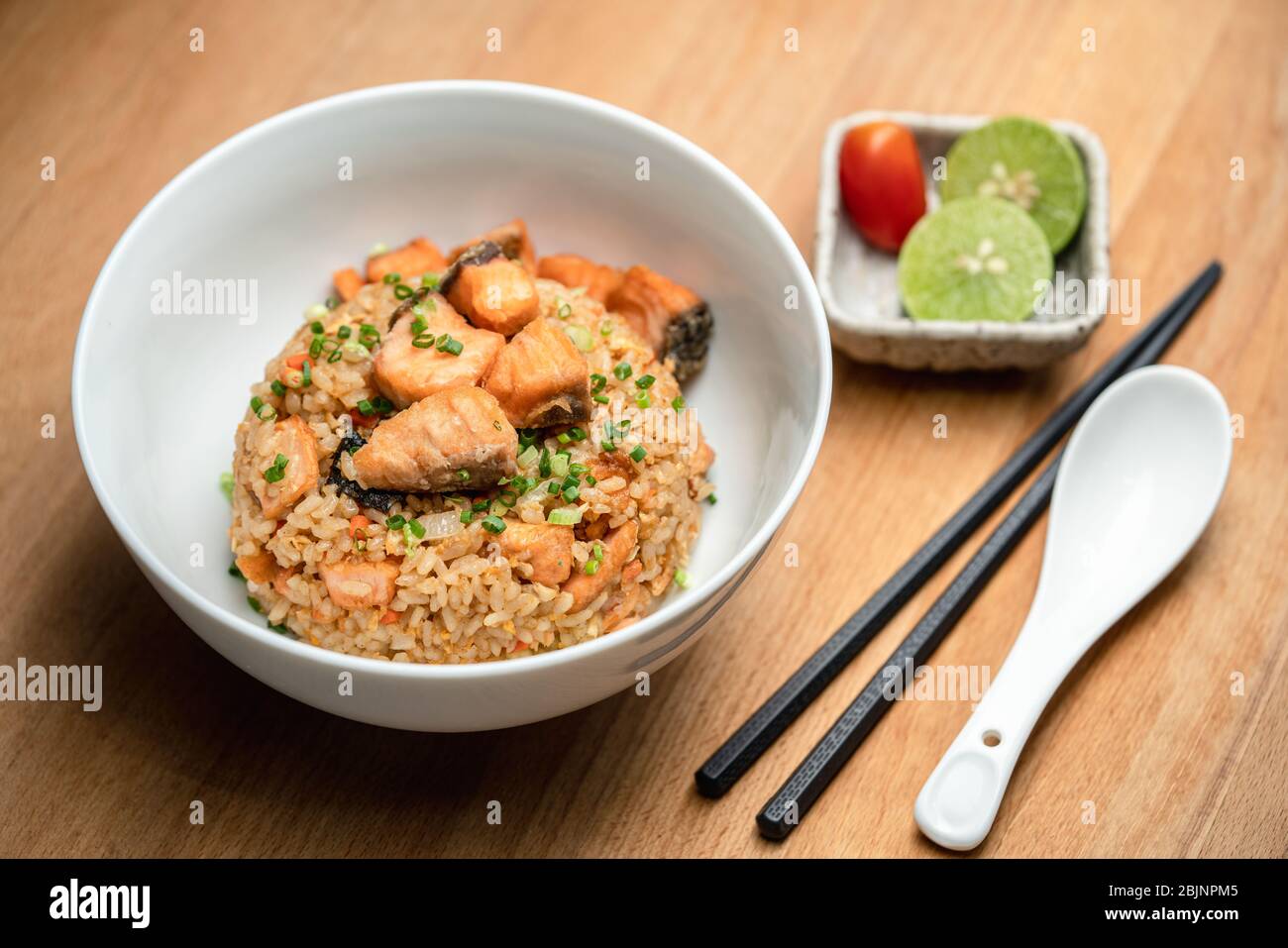 Ciotola di riso fritto al salmone con lime e peperoncino, Thailandia Foto Stock