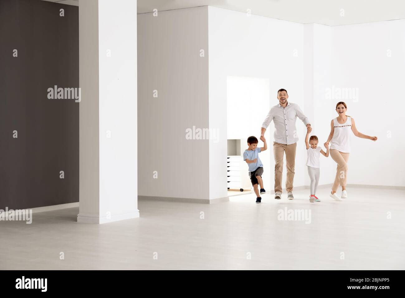 Famiglia felice in appartamento nuovo vuoto Foto Stock
