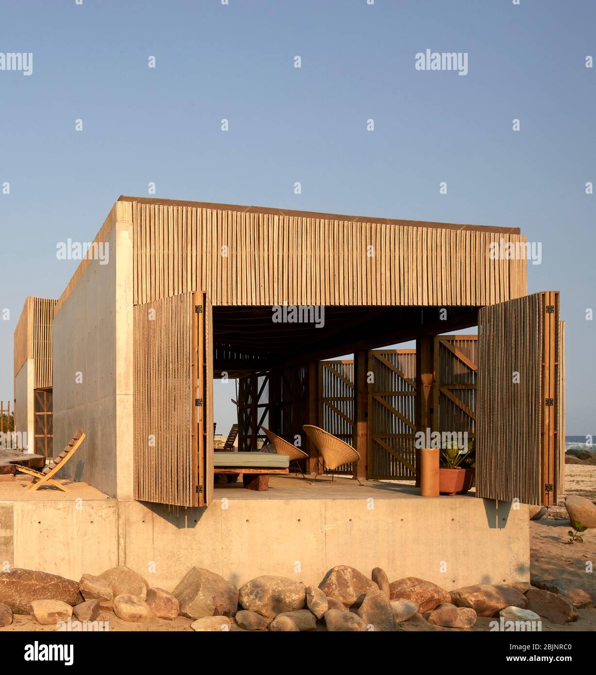 Vista laterale con persiane aperte. Casa Naila, Puerto Escondido, Messico. Architetto: BAAQ, 2020. Foto Stock