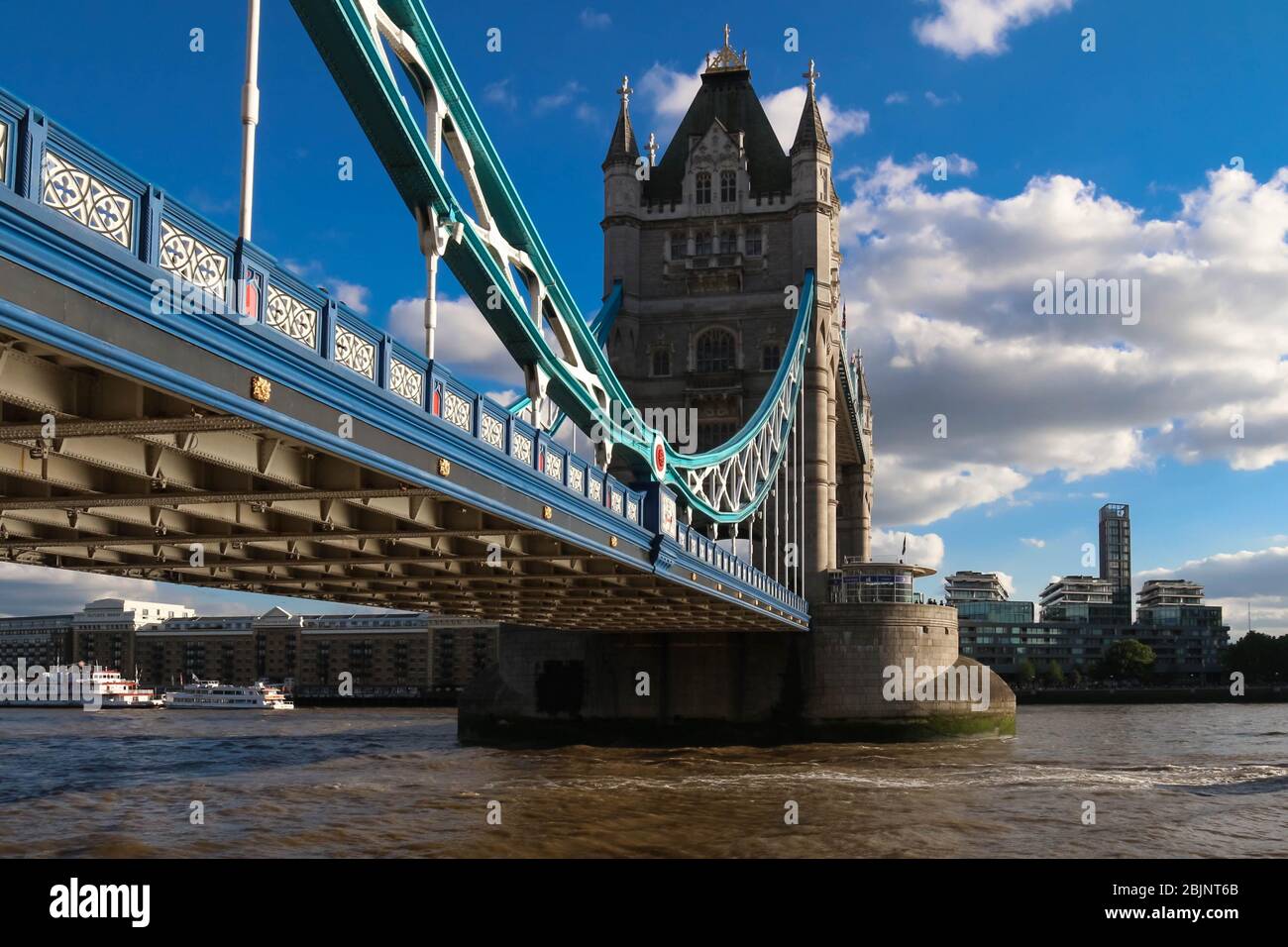 Il Tower Bridge di Londra in una bella giornata estiva, Inghilterra, Regno Unito. Foto Stock