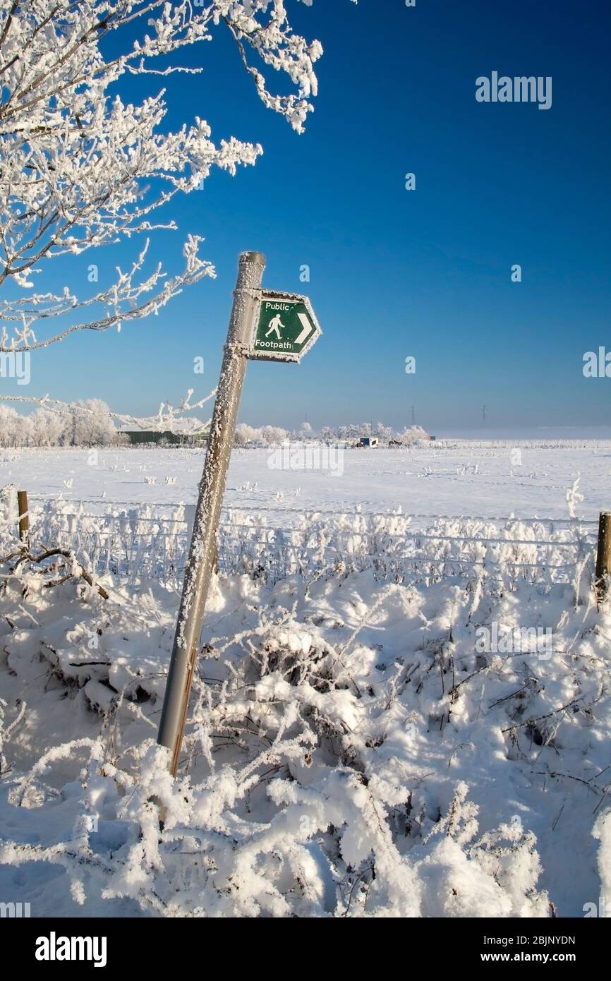 Cartello pubblico coperto di gelo, Lancashire, Inghilterra, Regno Unito Foto Stock