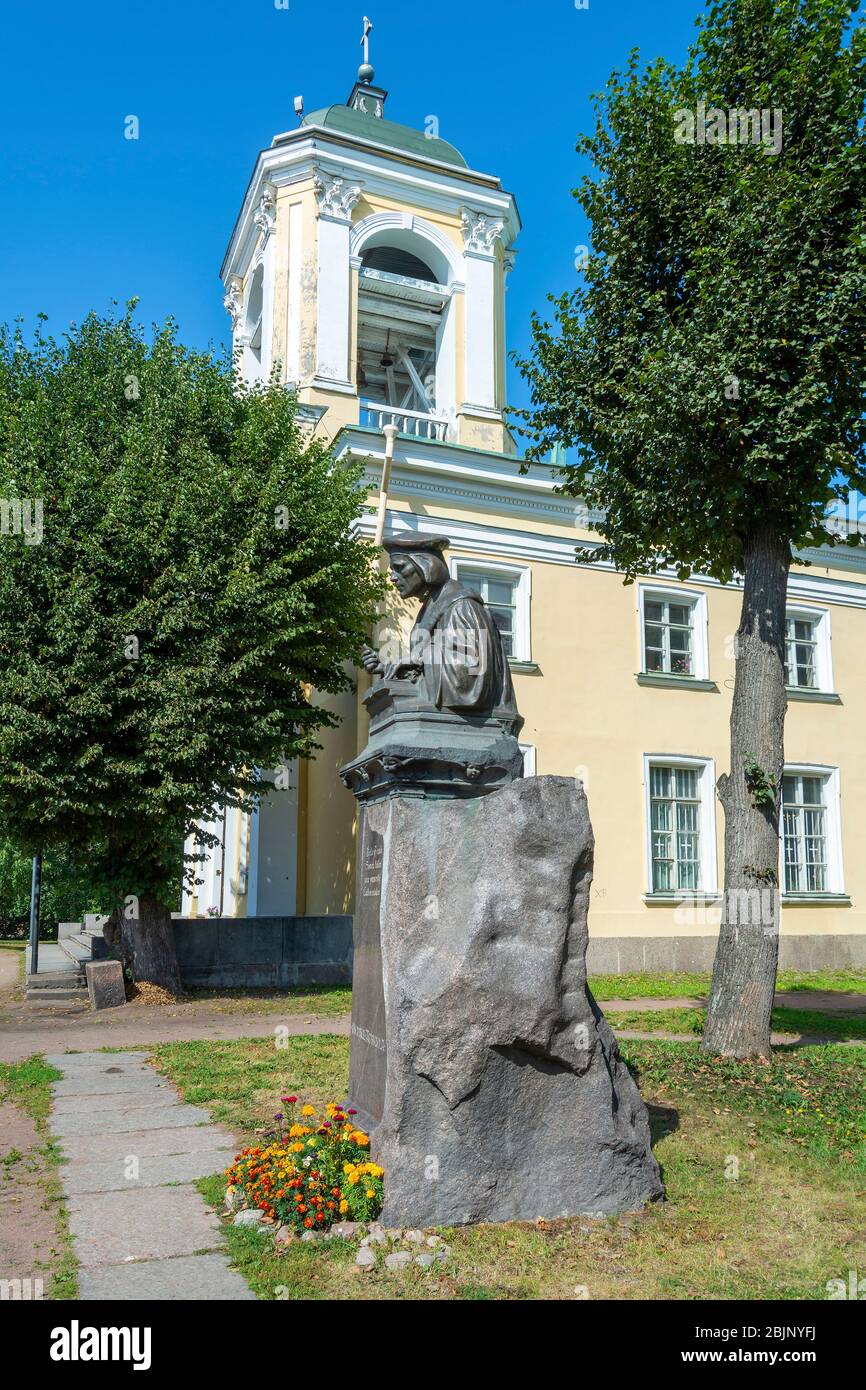 Vyborg, monumento a Michael agricola Creatore della lingua finlandese scritta, vicino alla Chiesa dei Santi Pietro e Paolo, Foto Stock