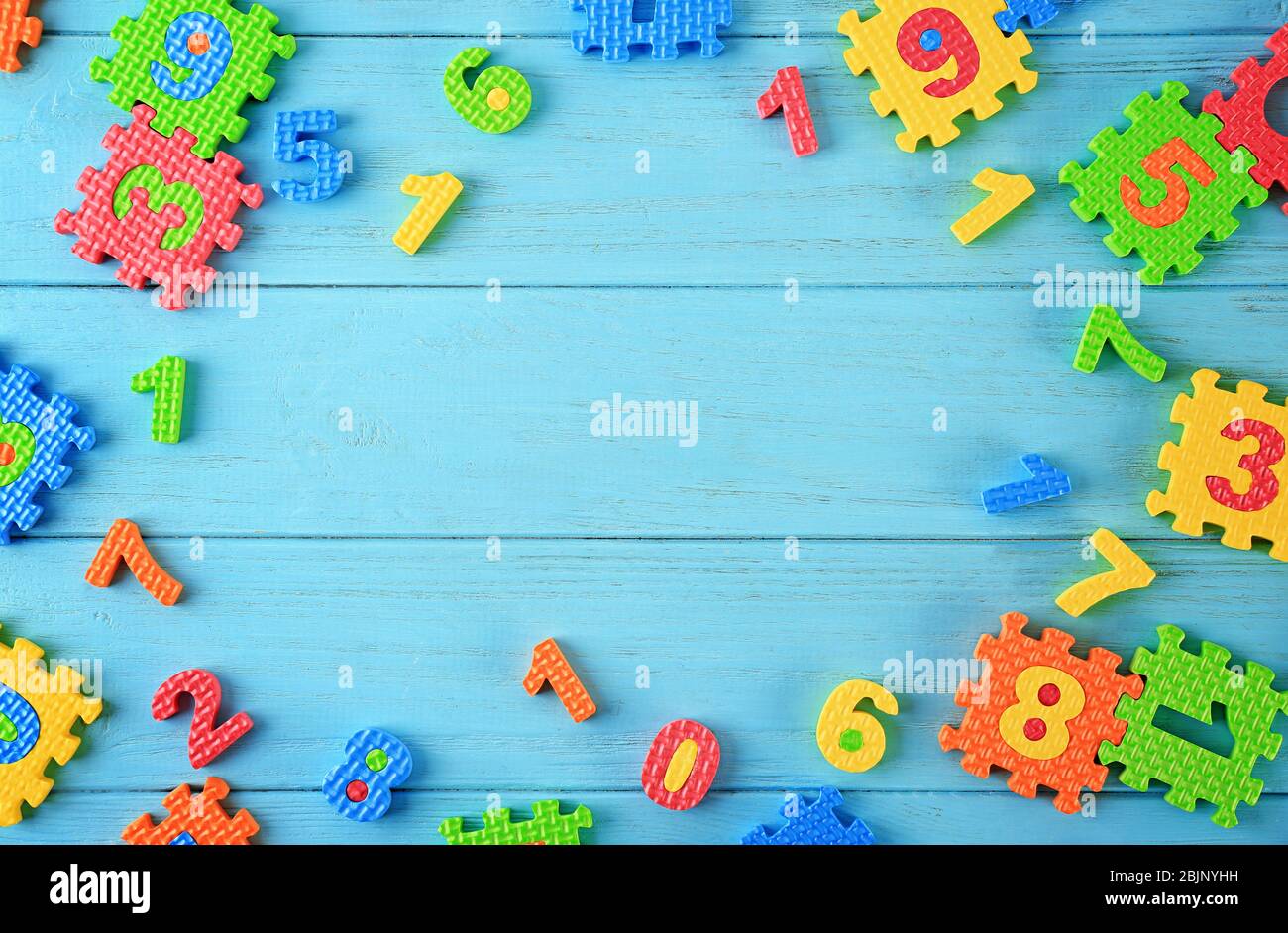 Pezzi di puzzle matematico sparsi su sfondo blu Foto Stock