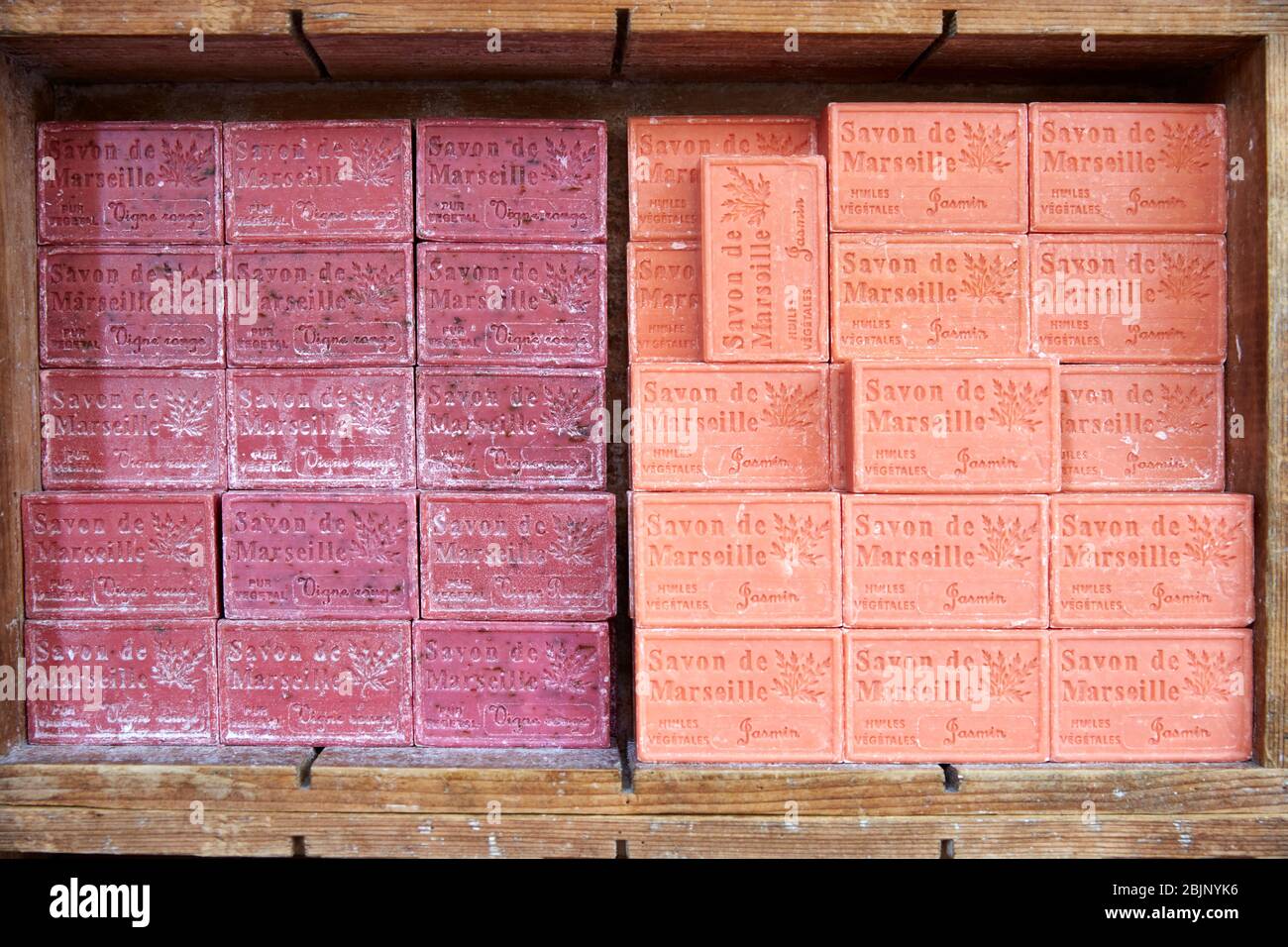 Blocchi di saponi colorati impilati su scaffali, Provenza, Francia. Foto Stock