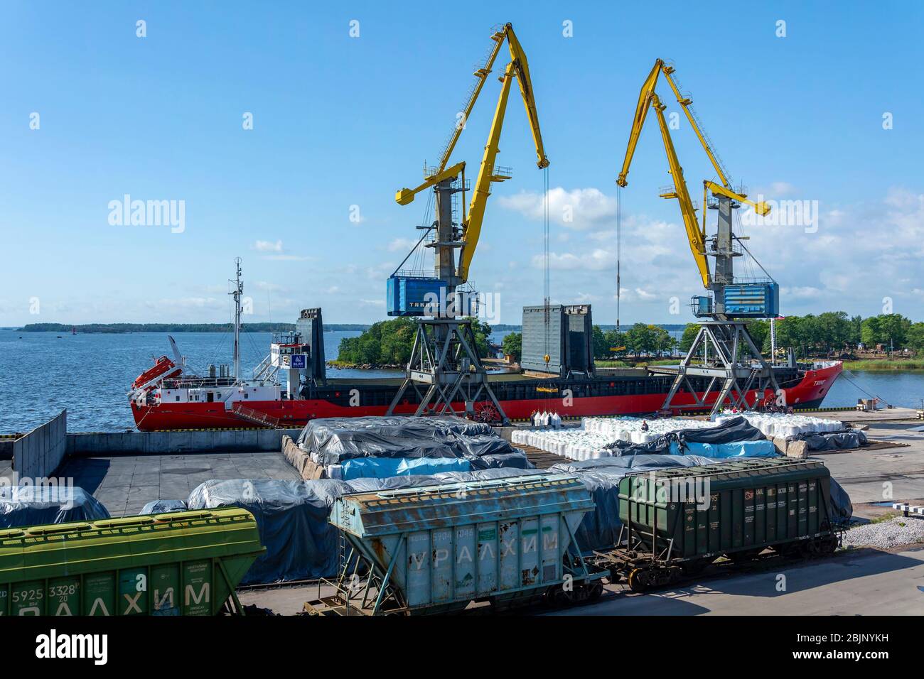 Vyborg, carico di fertilizzanti minerali su una nave da carico nel porto Foto Stock