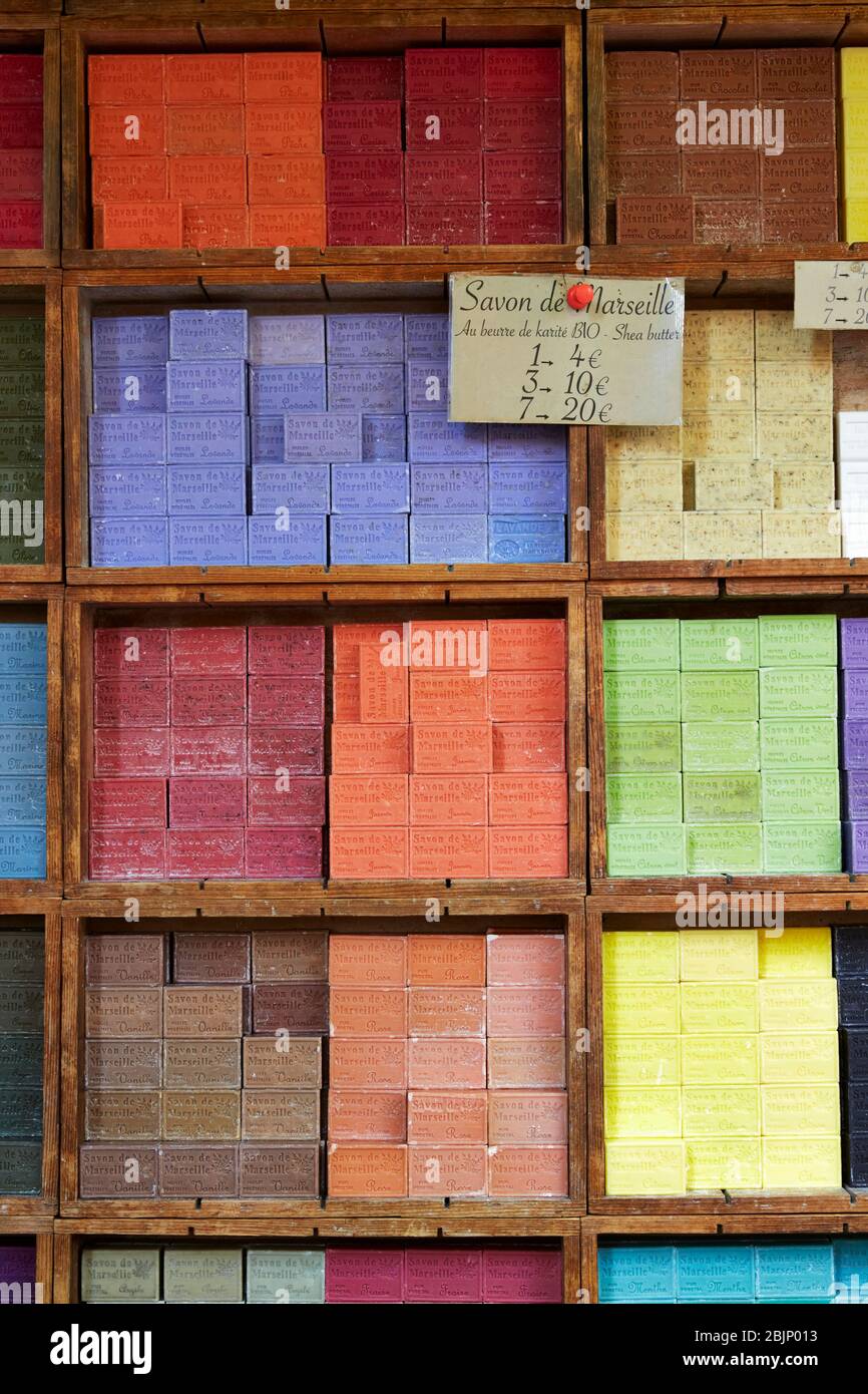 Blocchi di saponi colorati impilati su scaffali, Provenza, Francia. Foto Stock