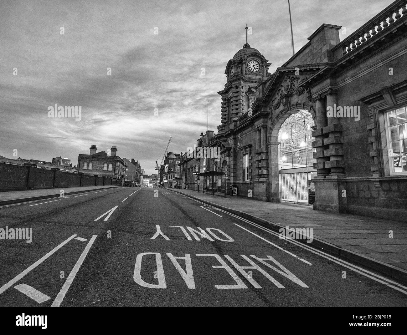 La mattina presto su Carrington Street, Nottingham City South Side catturato durante la chiusura di Covid-19 aprile 2020, Nottinghamshire Inghilterra Regno Unito Foto Stock