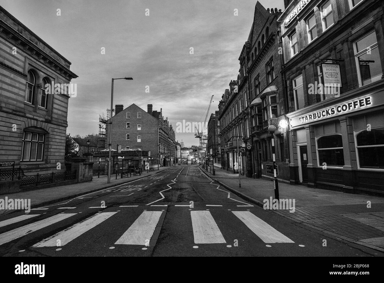 La mattina presto su Carrington Street, Nottingham City South Side catturato durante la chiusura di Covid-19 aprile 2020, Nottinghamshire Inghilterra Regno Unito Foto Stock