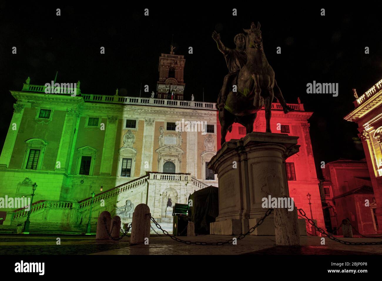 Italia, Roma, 24 aprile 2020 : la facciata del Municipio del Campidoglio illuminata dai colori della bandiera italiana durante l'emergenza del 19 (Coronavirus). Foto Fabi Foto Stock