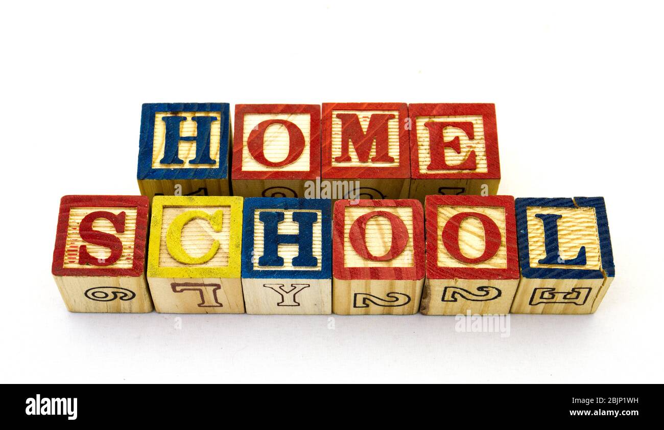 Il termine scuola domestica visualizzato visivamente su uno sfondo chiaro utilizzando il giocattolo colorato in legno blocca l'immagine con spazio di copia in formato orizzontale Foto Stock