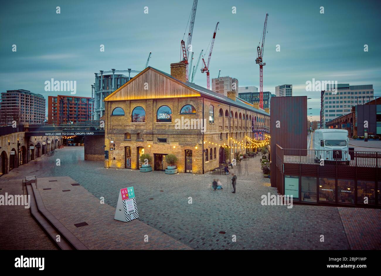 Granary Square King's Cross, cortile con gocce di carbone. Foto Stock