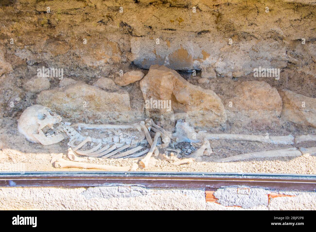 Sito archeologico di Nemea in Grecia. Uno scheletro di una donna di età superiore ai 2000 anni è stato trovato in uno scavo nella zona Foto Stock