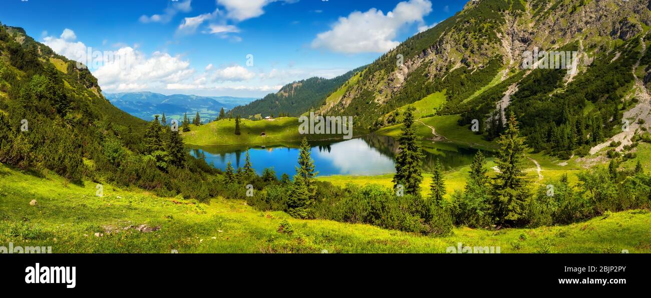Splendido lago circondato da montagne, il 'Unterer Gaisalpsee' nelle Alpi tedesche, con il cielo blu intenso e soleggiato riflesso nelle acque limpide e vibrante Foto Stock