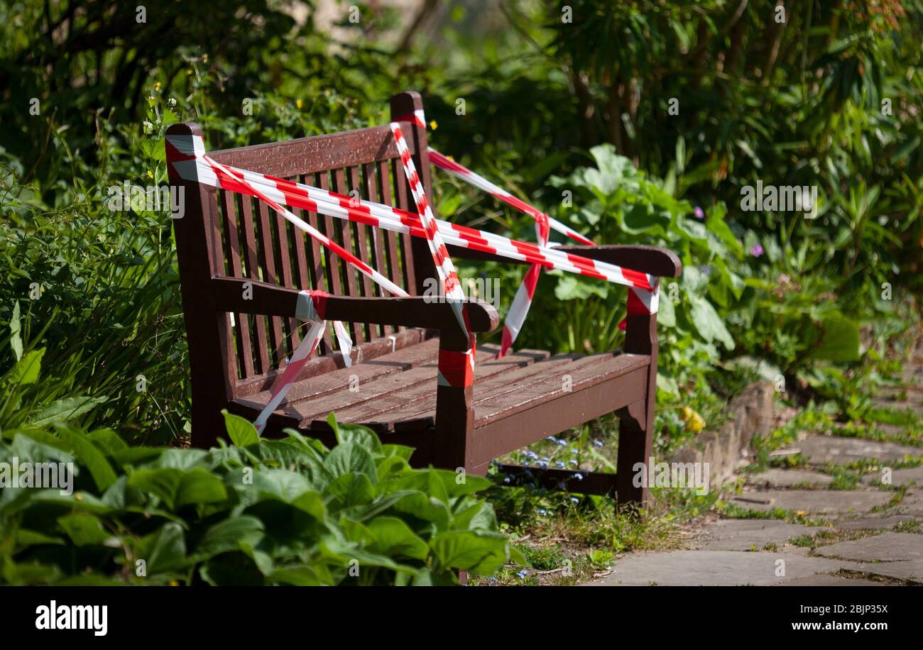 Il banco di stazionamento è stato indossato con nastro adesivo a causa della pandemia globale COVID-19. Streatham Common, Londra, aprile 2020 Foto Stock