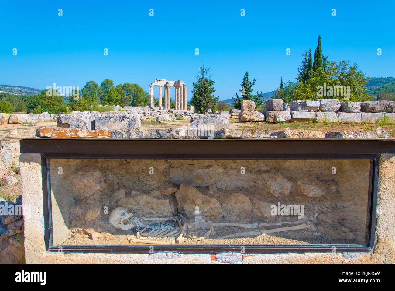 Sito archeologico di Nemea in Grecia. Uno scheletro di una donna di età superiore ai 2000 anni è stato trovato in uno scavo nella zona Foto Stock
