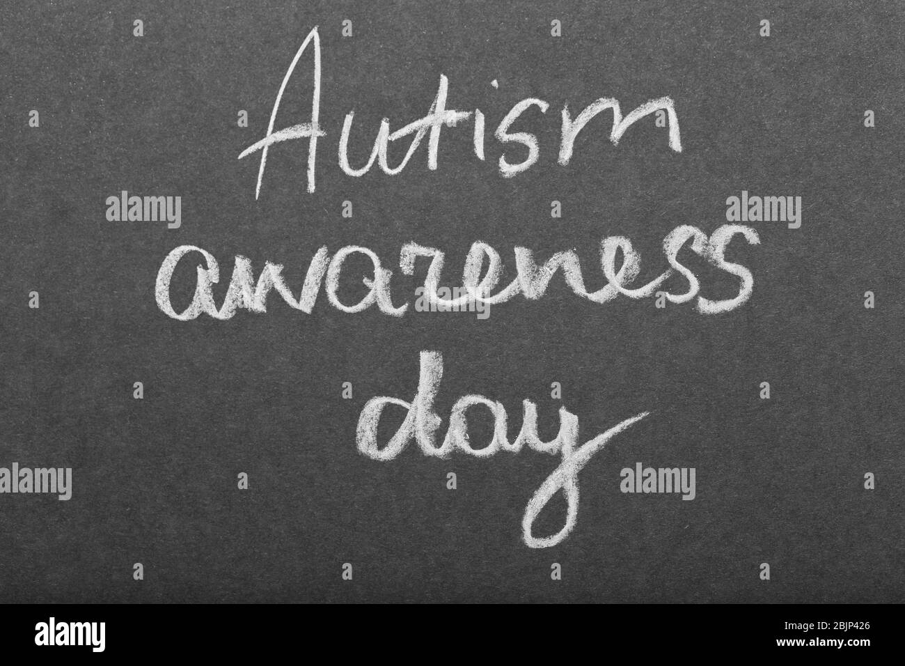 Testo GIORNATA DI CONSAPEVOLEZZA AUTISMO scritto su lavagna Foto Stock